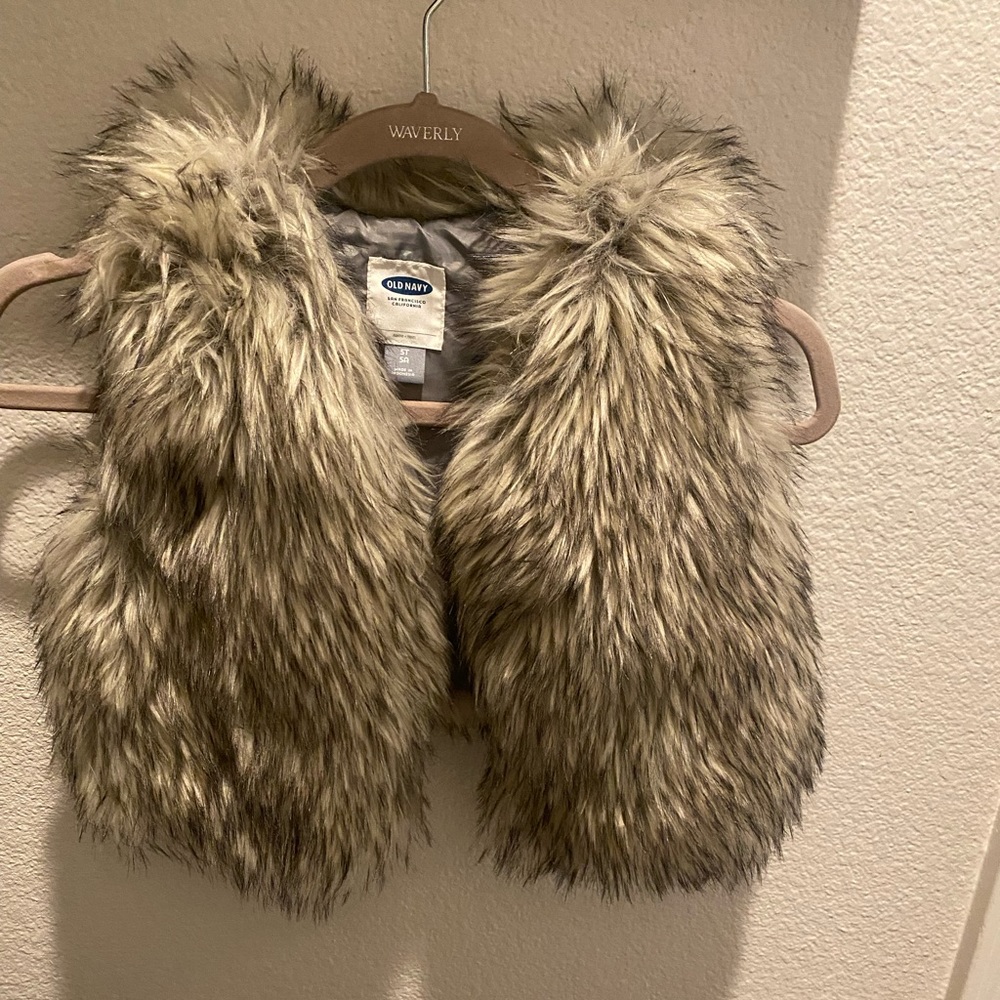 3/$20💰Girls furry vest size 5t